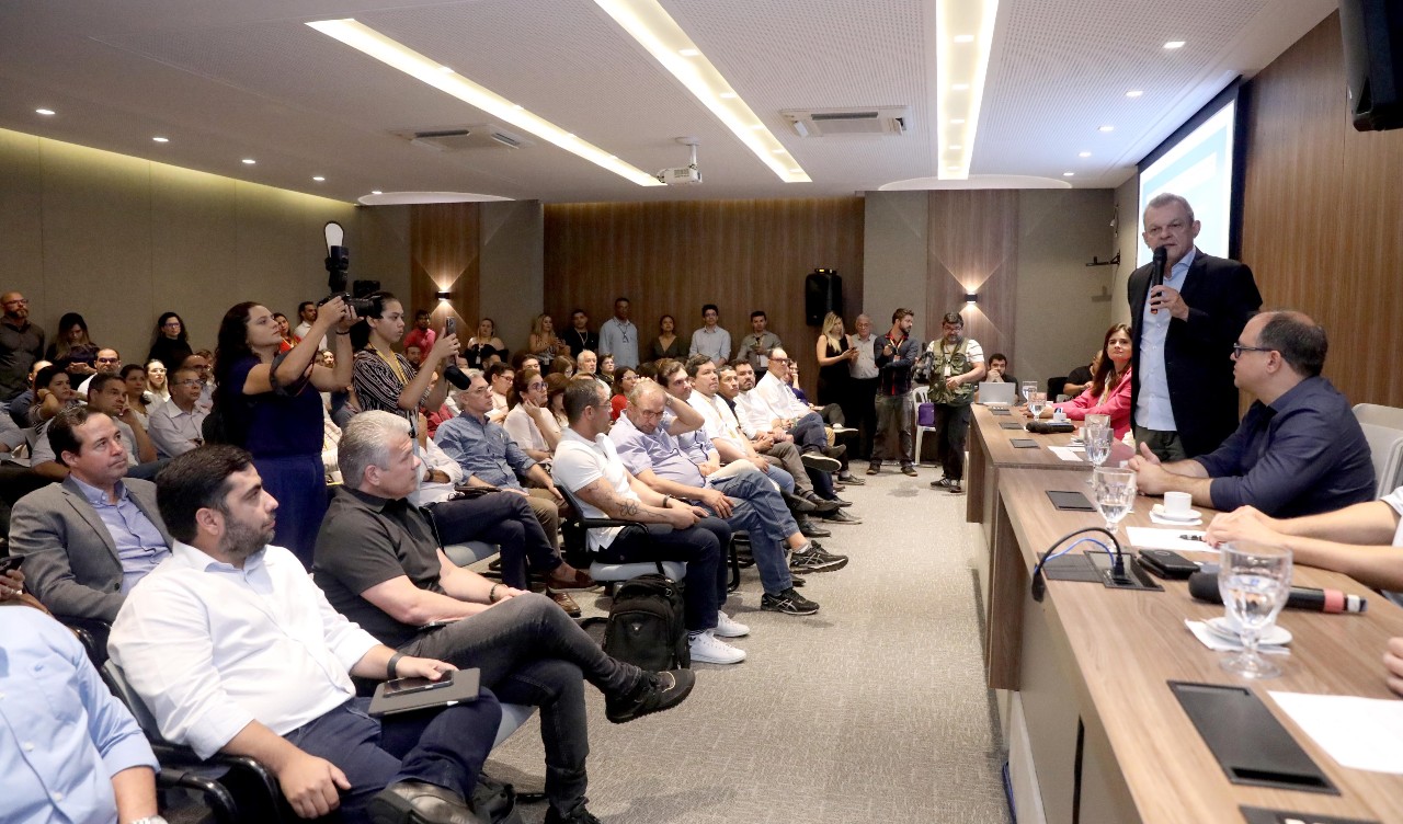 grupo de pessoas num auditório